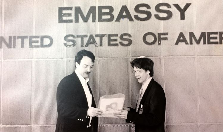 יוסף אברמוביץ, יו"ר הווג'ס, בשגרירות ארצות הברית כחלק ממסע התעמולה לשחרור אלכסיי מגריק ממאסר בברית המועצות, 1986-7 (F50\836-2p)
